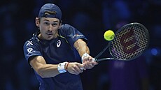 Alex de Minaur v utkání s Taylorem Fritzem.