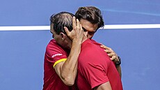 DÍKY, RAFO. panlský kapitán David Ferrer a louící se Rafael Nadal.