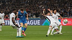 �ecký úto�ník Fotis Ioannidis st�ílí na branku Anglie.