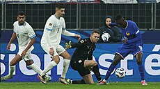 Izraelský branká� Daniel Peretz �elí �anci Kola Muaniho z Francie.