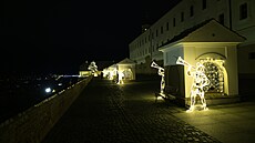 �ty�i tisícovky LED diod, z nich� jsou sochy sv�telného parku tvo�eny, oza�ují...