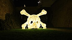 �ty�i tisícovky LED diod, z nich� jsou sochy sv�telného parku tvo�eny, oza�ují...