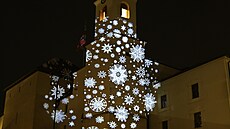 �ty�i tisícovky LED diod, z nich� jsou sochy sv�telného parku tvo�eny, oza�ují...