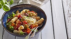 Domácí ricottové gnocchi s olivami a rajaty