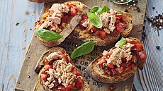 Bruschetta s grilovanou paprikou a tu��kem