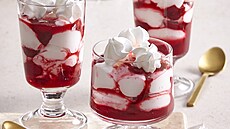 Mon cherry dezert ve sklenice