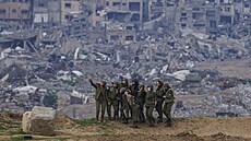 Izrael�tí vojáci si fotí selfie na hranicích se zni�eným Pásmem Gazy. (19....