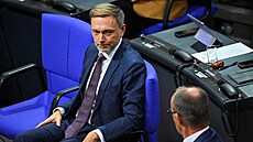 Lídr FDP Christian Lindner a éf CDU Friedrich Merz v Bundestagu (13. listopadu...
