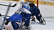 Kometa inkasuje gól od Plzn� v zápase hokejové extraligy, puk v brance sledují...