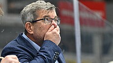 Kamil Pokorný, trenér hokejist Komety Brno, bhem prohraného zápasu proti...
