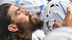 Peter Mueller, útoník hokejist Komety Brno, bhem prohraného zápasu proti...