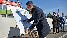 Jihomoravský hejtman Jan Grolich p�i podpisu memoranda o podpo�e motocyklové...