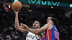 Janis Adetokunbo z Milwaukee Bucks zakon�uje proti Detroit Pistons.