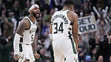 Janis Adetokunbo (vpravo) a Gary Trent Jr. z Milwaukee Bucks slaví v...