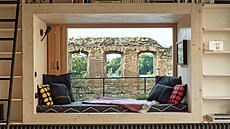 LE�ÍCÍ, SPÍCÍ Do knihovny architekt osadil okno se �irokým ost�ním a matrací...