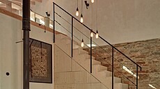 VZH�RU DO POSTELE! V horní �ásti otev�eného prostoru je umíst�ná lo�nice....