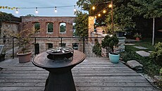 ZAHRADNÍ SLAVNOSTI Velká terasa je pokra�ováním bydlení, torzo likérky zapojené...