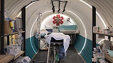 Nemocnice v podzemí. Ve velkých kovových kontejnerech se nachází jednotka...