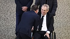 Tomá� Bene� se lou�í s Milo�em Zemanem po posledním rozlou�ení s Marií...