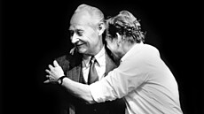 Václav Havel a Alexander Dub�ek. Do Laterny magiky 24. 11. 1989 p�i�la zpráva,...