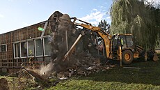 M�stské zdravotní st�edisko v krnovské �i�kov� ulici za�ali bourat. Demolici po...