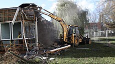 M�stské zdravotní st�edisko v krnovské �i�kov� ulici za�ali bourat. Demolici po...
