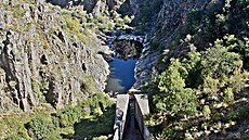 P�epad z hráze je nemén� impozantní. Kapacita vypou�t�ní je 1 200 metr�...