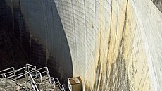 �estasedmdesát metr� vý�ky dává zabrat u� na pohled. Hráz je p�itom �iroká...