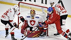 Úto�ník Kry�tof Hrabík dotírá p�ed �výcarskou brankou.