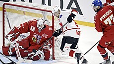 �výcar Inaki Baragano se tla�í do zakon�ení p�ed Ond�ejem Kacetlem.