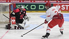 Branká� Jakub Ková� ze Sparty �elí �anci t�ineckého Petra Sikory.