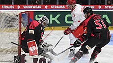 Jakub Ková� ze Sparty zasahuje proti Petru Sikorovi z T�ince.