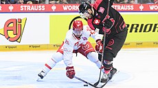 Petr Vrána z T�ince se sna�í zastavit Aarona Irvinga ze Sparty.