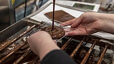 Teplá �okoláda se nalévá do tabulek, ve kterých p�ed finálním zdobením ztuhne...