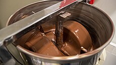 V melan�éru se smíchává kakaové máslo, su�ené mléko, kokosový cukr a nadrcené...