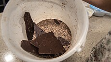 Kdy� �okoláda po temperaci nesprávn� vykrystalizuje, ze�edne (zde na dn�...