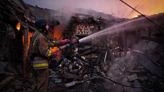 Hasi� pracuje na míst� obytného domu zasa�eného dronem b�hem ruského útoku v...