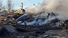 Záchraná�i Lvovské oblasti likvidují následky raketového ost�elování v regionu....
