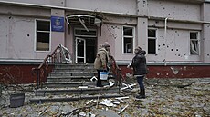 Lidé odklízejí trosky ze sportovního centra po�kozeného ruským úderem v...