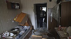Mu� se dívá na sv�j byt v ubytovn� pro vysídlené lidi po�kozený ruským úderem v...