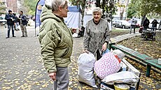 �eny si v Záporo�í povídají u zachrán�ných v�cí p�ed ubytovnou pro vnit�n�...