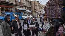 Íránské �eny nakupují ru�ní výrobky p�i náv�t�v� skalní vesnice Kandovan. (18....