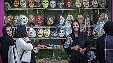 Íránské �eny p�ed obchodem vyzdobeným halloweenskými produkty v centru Teheránu...