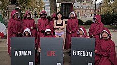 Protestující v Londýn� upozor�ují na osud studentky, která byla v Teheránu...
