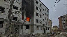 Po ruském úderu na obytnou �tvr� v Kurachove ho�í n�kolikapatrová budova. (7....