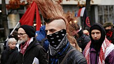 Úastníci protidemonstrace s názvem Za svobodu, nai i vai, kterou poádá...