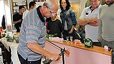 Od roku 2015 se ve sklá�ské huti U Hrocha jednou ro�n� scházejí bývalí sklá�i...