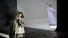 Dorothea Röschmannová jako Emilia Marty a její mladiká dvojnice v berlínské...