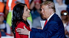 Tulsi Gabbardová a Donald Trump (22. íjna 2024)
