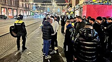 Izraelci schovávající se u KFC po fotbalovém zápase v Amsterdamu (7. listopadu...